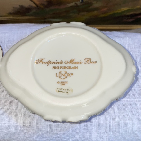 Lenox Fine Porcelain Footprints Musical Box or Trinket Holder with 24k gold - Picture 3 of 7